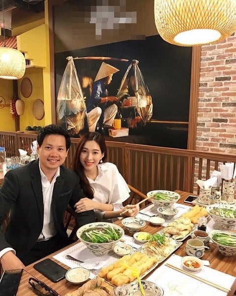 Không chút lồng lộn, nổi bật, Thu Thảo cùng ông xã thường diện những items mang gam màu: đen, trắng, xanh biển… nhã nhặn và thanh lịch vô cùng.