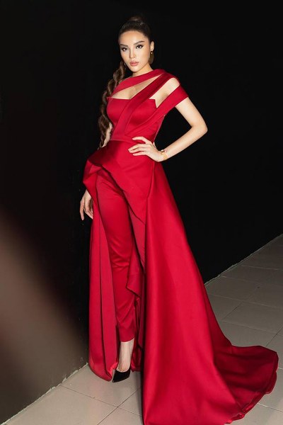 Kỳ Duyên còn giúp mình tạo nên nét cá tính riêng với nhiều mẫu suit phá cách.