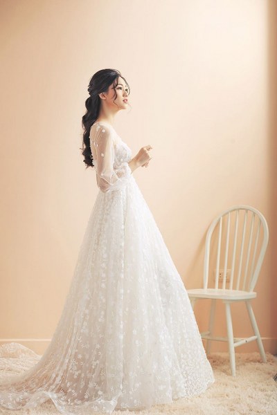 Ngoài hình ảnh chính thức đã công bố, bộ ảnh cô dâu lần này như một món quà cám ơn mà Thanh Tú gửi đến người hâm mộ đã luôn dõi theo và chúc phúc cho hạnh phúc mới của cô