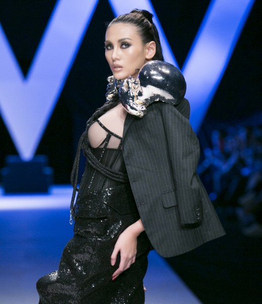 Màn catwalk mãn nhãn tuyệt đối của chị đại làng mẫu trong BST 