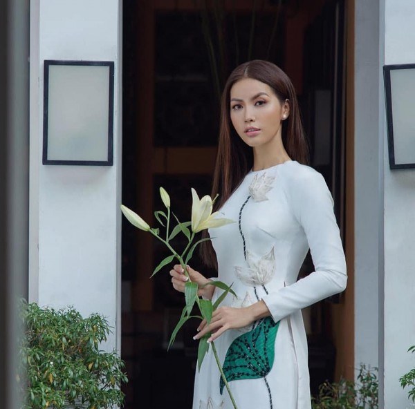 Một lần nữa Minh Tú “gây thương nhớ” tới khán giả khi xuất hiện trong bộ áo dài trắng, có họa tiết cánh sen thanh lịch, đầy e ấp