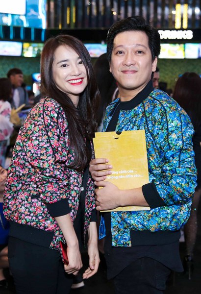 Không hề giấu giếm tình cảm; ngay từ khi còn hẹn hò, Trường Giang và Nhã Phương đã rất chăm diện đồ đôi hoặc chí ít là phải xuyệt tông với nhau mới được. Phong cách của họ cũng khá đơn giản, chỉ diện loanh quanh những items trơn màu, basic như áo sơ mi, t-shirt, áo len… hay ngọt ngào hơn là diện giày sneakers đôi.