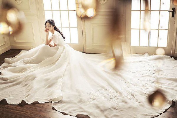 Người đẹp 25 tuổi diện Shbet999 com đăng nhập cưới có phom dáng và màu sắc cổ điển