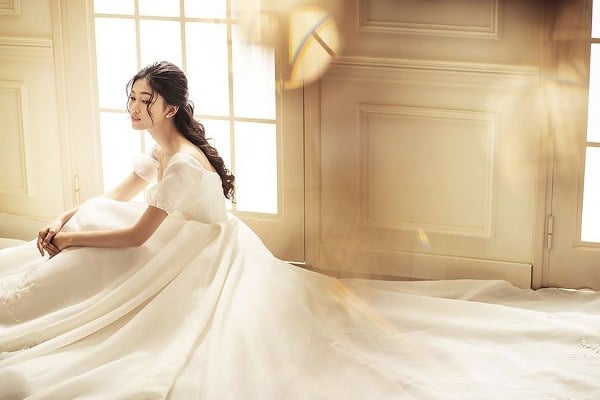 Hiện những mẫu đầm cưới đúng chuẩn châu Âu, thanh lịch, đơn giản nhưng lại vô cùng quý phái, màu ảnh tông nâu trầm cùng những khuôn hình không quá rạng rỡ, nhưng vẫn toát lên sự hạnh phúc trong ánh mắt Thanh Tú