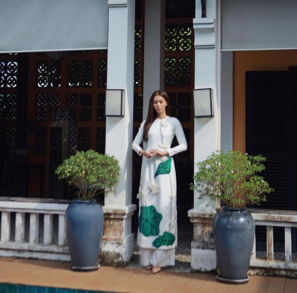 Bên cạnh vẻ ngoài cá tính và mạnh mẽ, Minh Tú khi khoác lên mình tà áo dài truyền thống trông cũng thật dịu dàng và đầy quyến rũ