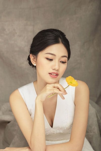 Á hậu Thanh Tú vừa trở về sau chuyến trăng mật lãng mạn tại châu Âu cùng chồng mình