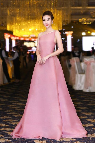 Những bộ cánh hợp xu hướng và tôn nét gợi cảm được Đỗ Mỹ Linh thường xuyên lựa chọn.