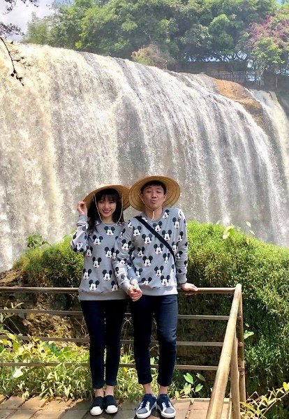 Có đôi khi, Trấn Thành cùng bà xã chỉ cần diện lên mình chiếc áo sơ mi kẻ sọc, áo thun trắng  đơn giản, trẻ trung hay cùng đi 1 mẫu sneakers thôi là cũng đủ đẹp cả đôi, lại là tuyệt chiêu đánh dấu 