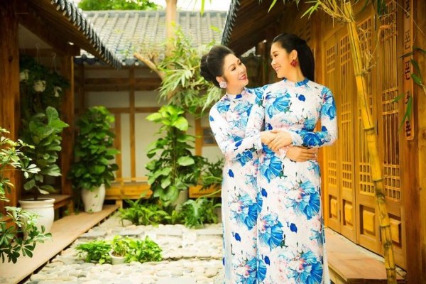 Cử chỉ tình cảm khác hẳn trên phim