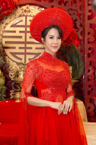 Từng bị nhận xét khá nhiều về nhan sắc thẩm mỹ nhưng không thể phủ nhận Diệp Lâm Anh ngày càng xinh đẹp, tươi trẻ hơn. Vốn là một người đẹp thời thượng, cá tính và nổi loạn chẳng thua kém ai, thế mà khi trở thành cô dâu của 