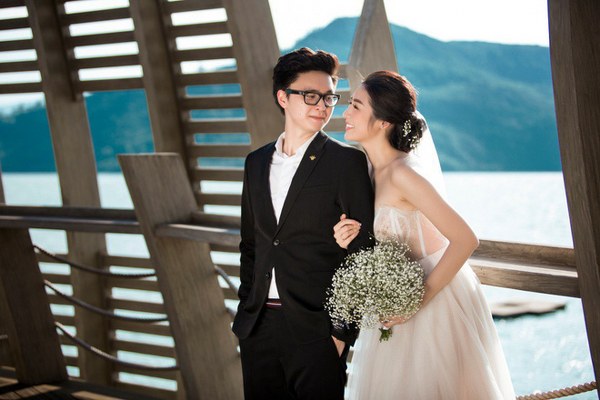 Từ bộ ảnh cưới lãng mạn đến khi chính thức trở thành cô dâu bước lên lễ đường, Tú Anh rạng rỡ xinh đẹp vô cùng với cách trang điểm ngọt ngào trong trẻo. Khác với một Lan Khuê nền nã cao sang, Tú Anh cũng chọn tông cam sáng nhưng gương mặt cô ánh lên nét ngọt ngào, trong trẻo rất hợp với nhan sắc của nàng Hậu.