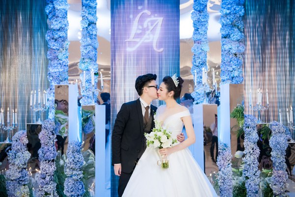 Là bông Hậu xinh đẹp của showbiz, Tú Anh cũng không chọn cách trang điểm đậm nét, sắc sảo cho hình ảnh cô dâu trong ngày trọng đại.