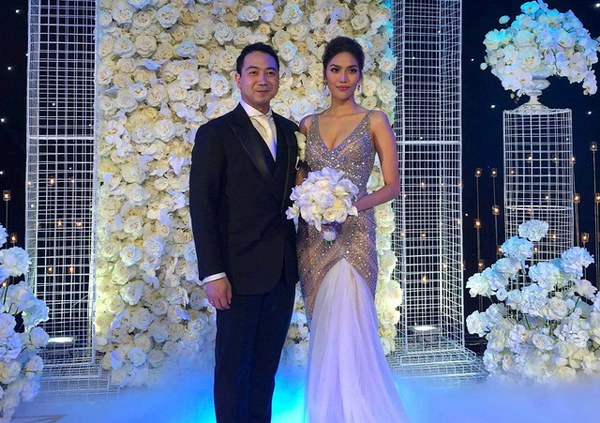 Đến ngày cưới, Lan Khuê vẫn giữ cách trang điểm nền nã nhẹ nhàng với sắc cam sáng. Bờ môi nhẹ nhàng tươi tắn phảng phất chút son cam nude, đôi mắt càng thêm hút hồn với tông cam dịu nhẹ.
