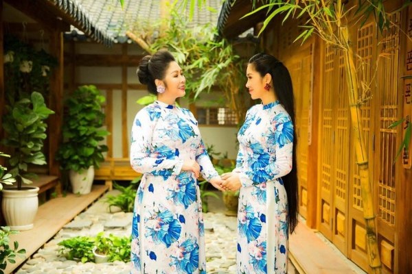 Hoặc áo dài trắng in hoa xanh nhẹ nhàng trang nhã
