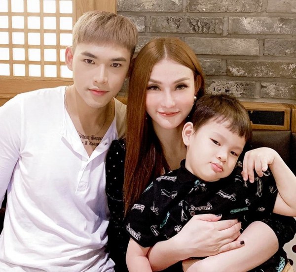 Thu Thuỷ bên con trai và bạn thân trong ngày sinh nhật