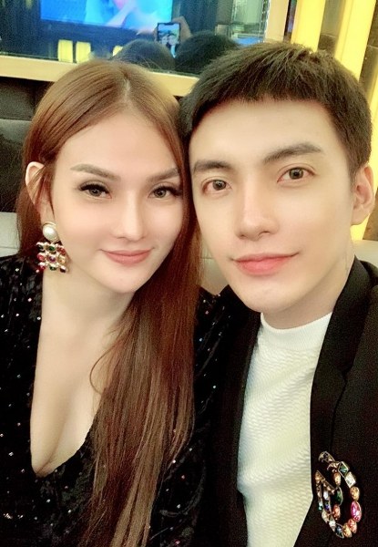 Thu Thuỷ đã có một buổi sinh nhật ấm cúng bên bạn trai và những người bạn thân