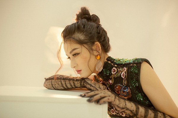 Thời gian gần đây hình ảnh Huyền My đi thử váy cưới cũng khiến khán giả xôn xao và thắc mắc khi nào người đẹp sẽ lên xe hoa khi năm vừa qua lần lượt Á hậu Tú Anh và Thanh Tú đều đã 