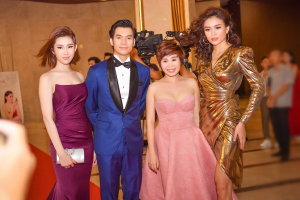 Bộ 3 chụp ảnh kỷ niệm cùng 