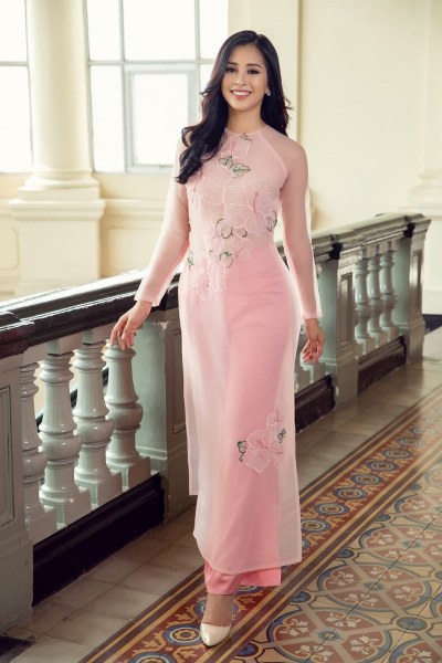 Á dài màu hồng trang nhã, dịu dàng.