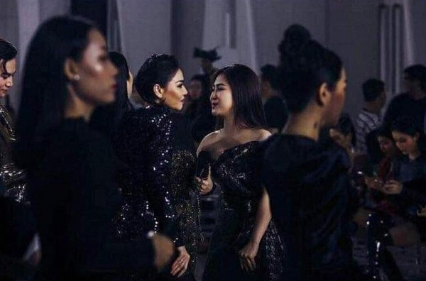 Trong ảnh, cô học trò Hương Tràm dường như rất háo hức khi gặp lại HLV cũ