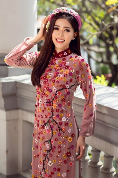 Á hậu Phương Nga cũng lựa chọn một thiết kế tương tự với gam màu hồng ngọt ngào.