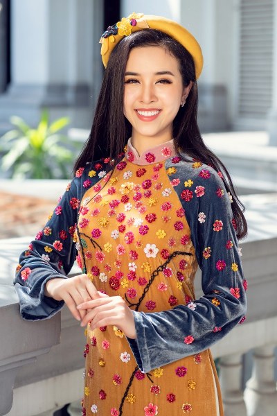 Còn Thúy An lại thể hiện sáng tạo có gam màu cam đất.