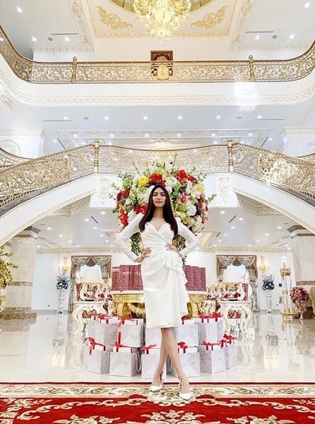 Lan Khuê khoe căn biệt thự đồ sộ của hai vợ chồng