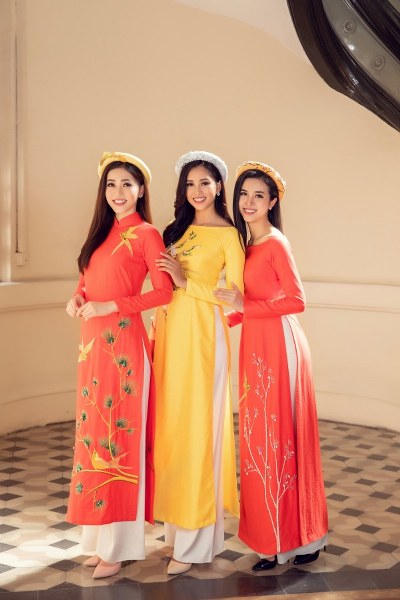Những hình ảnh hoa mai, hoa đào và sen được cách điệu, xen lẫn với họa tiết in kỹ thuật cao trên nền gấm và lụa, mỗi Shbet999 com đăng nhập đều được nhấn nhá chút đính kết bằng tay tỉ mỉ.