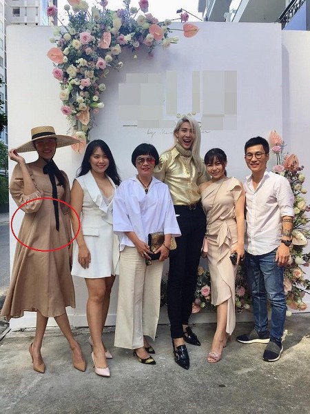 Dù diện váy suông nhưng Lan Khuê vẫn để lộ vòng hai lùm lùm thấy rõ.    