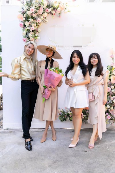 Ở bức ảnh này, người đẹp khéo léo dùng bó hoa che chắn lại vòng hai.