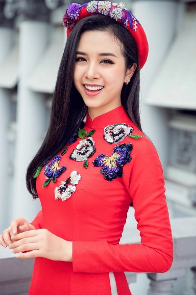 Màu đỏ rất thích hợp để mặc vào dịp vui như Tết.