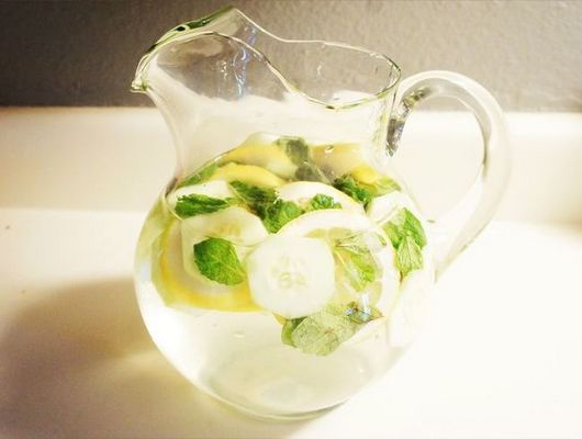 nuoc dua chuot voi cot chanh va bac ha
