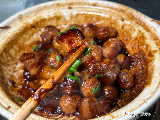 Mô tả ảnh.Lửa bùng lên dữ dội thiêu tụi gác gỗ cơi nới trong căn hộ.