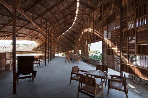 Không ngủ với gương mặt còn phấn son trang điểm