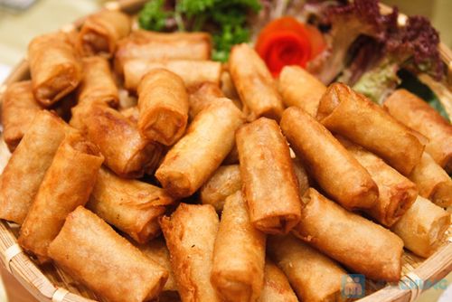 Eva Longoria trang điểm hai mắt không đều nhau, cùng với đó là màu son thẫm  khiến cô trở nên già dặn hơn tuổi.