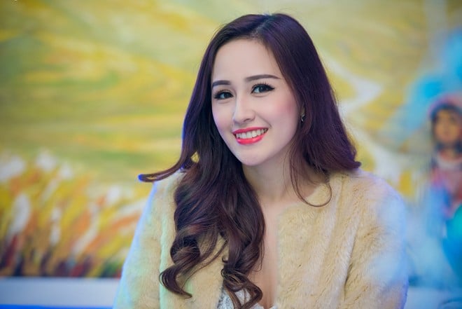 Hoa hậu Mai Phương Thúy thân thiết với Á hậu Tú Anh