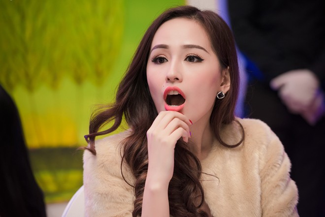 Hoa hậu Mai Phương Thúy thân thiết với Á hậu Tú Anh