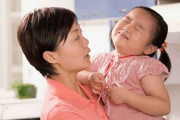 con mè nheo đòi đồ chơi