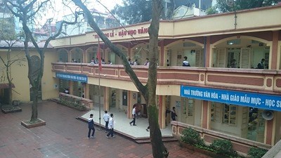 giáo viên bắt học sinh tát bạn