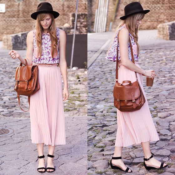 Đón hè ngọt ngào với crop top và chân váy