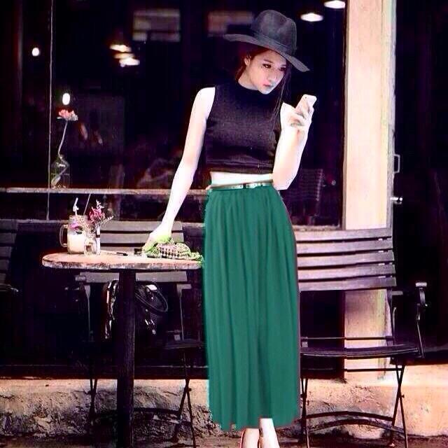 Đón hè ngọt ngào với crop top và chân váy
