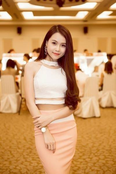 Đón hè ngọt ngào với crop top và chân váy