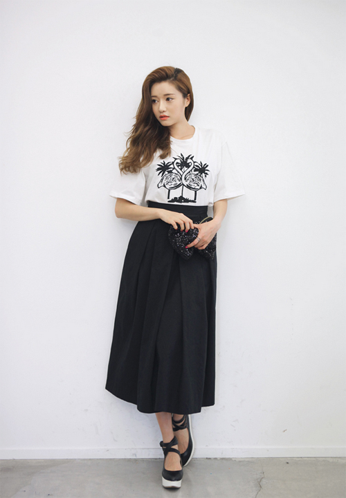 Đón hè ngọt ngào với crop top và chân váy