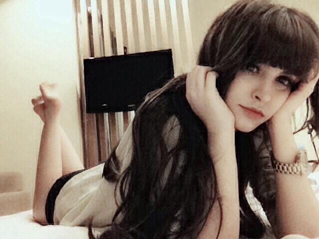 Andrea khoe tóc mới nối bù xù