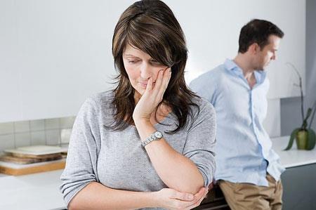 Bắt gặp chồng nhắn tin tình cảm với vợ cũ