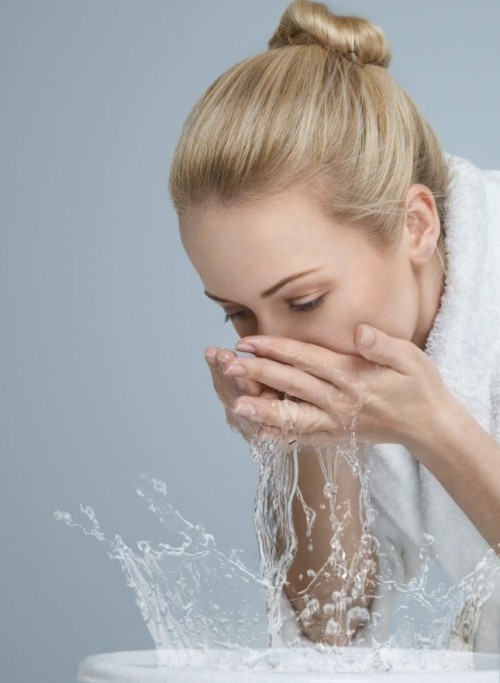 Thói quen rửa mặt khiến da bạn 
