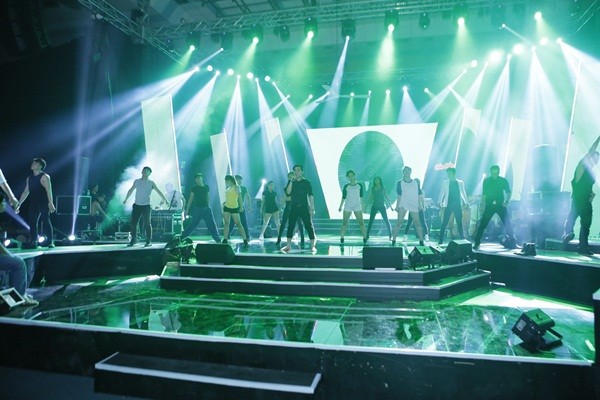 Thanh Lam diện short ngắn trẻ trung song ca cùng Quang Hà