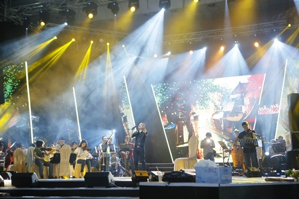 Thanh Lam diện short ngắn trẻ trung song ca cùng Quang Hà