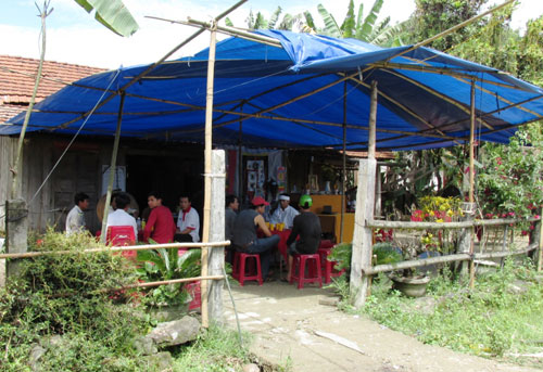 Người nhà lo hậu sự cho anh Minh.