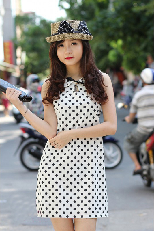 Đến công sở đầu tuần duyên dáng với váy suông họa tiết
